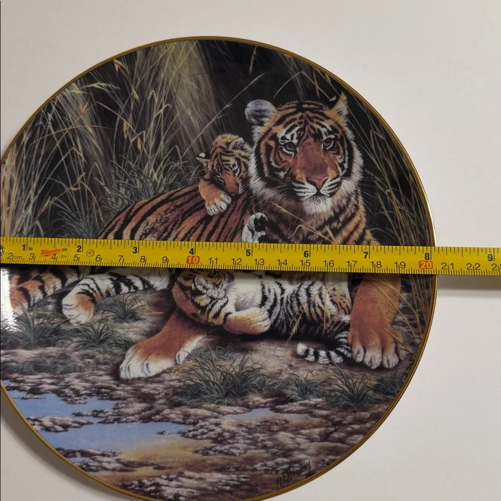 Vintage. FLEETWOOD Collection. Endangered Kingdom. PEACEFUL WORLD. Plate A 7640